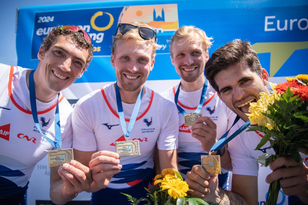 Photo du quatre sans barreur sur le podium des championnats d'Europe d'aviron